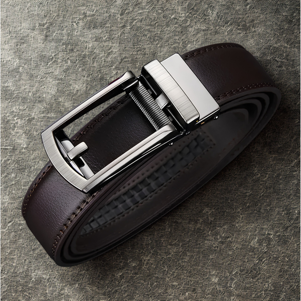 Ceinture à cran — Un clic. Toujours en place